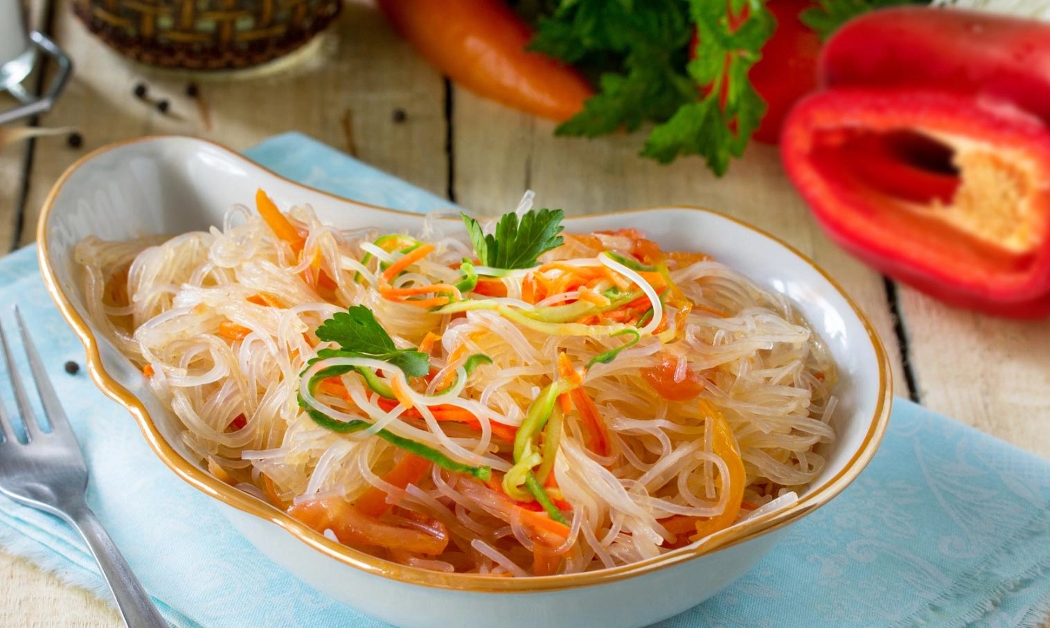 Салат с фунчозой и овощами 100гр.