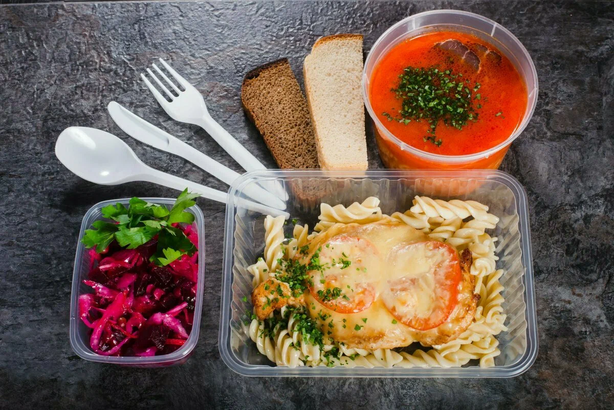 Комплексный обед.  (С-т Белочка, Суп Куриный с лапшой, Котлета Тар тар из птицы, Овощное рагу, Хлеб 30гр., Одноразовые столовые приборы (ложка, вилка, нож, салфетка).)